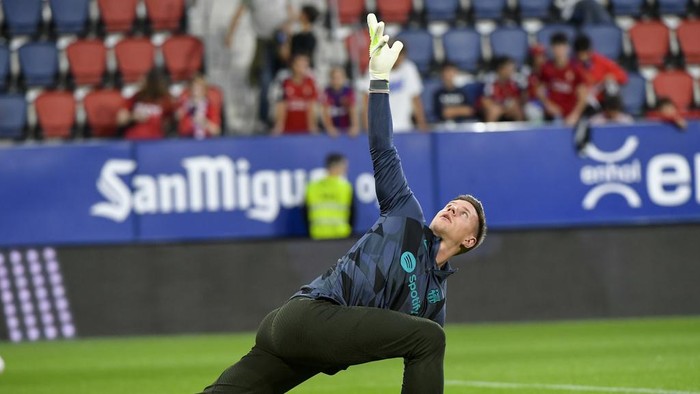 Marc-Andre Ter Stegen Barcelonas goalkeeper Marc-Andre ter Stegen stretches prior to Spanish La Liga soccer match between Osasuna and Barcelona at El Sadar stadium in Pamplona, Spain, Sunday, Sept. 3, 2023. (AP Photo/Alvaro Barrientos)