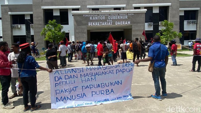 Massa aksi melakukan unjuk rasa di depan Kantor Gubernur Papua Barat Daya.