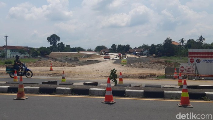 Median jalan raya Solo-Semarang di depan exit tol Banyudono, Boyolali dibongkar untuk akses keluar masuk Tol Fungsional Solo-Jogja, Rabu (6/12/2023).