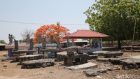 Perkampungannya seperti berada di jaman dahulu dengan rumah adat tradisional yang masih terawat baik serta ada batu kuburan (megalitik) para raja.