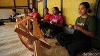 Dalam memasarkan hasil tenunnya mereka selain menjual secara offline mereka juga sudah menggunakan media sosial.