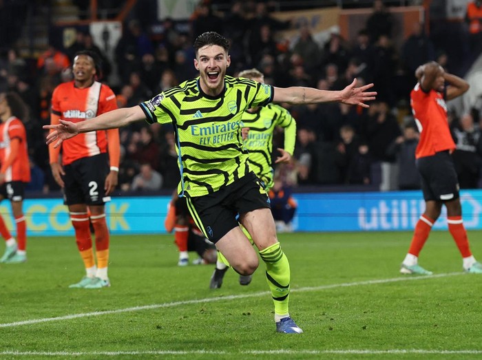 Soccer Football - Premier League - Luton Town v Arsenal - Kenilworth Road, Luton, Britain - December 5, 2023 Arsenal's Declan Rice celebrates scoring their fourth goal REUTERS/David Klein NO USE WITH UNAUTHORIZED AUDIO, VIDEO, DATA, FIXTURE LISTS, CLUB/LEAGUE LOGOS OR 'LIVE' SERVICES. ONLINE IN-MATCH USE LIMITED TO 45 IMAGES, NO VIDEO EMULATION. NO USE IN BETTING, GAMES OR SINGLE CLUB/LEAGUE/PLAYER PUBLICATIONS.