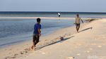 Menikmati Indahnya Pantai Walakiri NTT