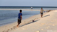 Pantainya yang putih bersih dan birunya laut memanjakan mata.