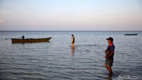 Air laut yang tenang menjadi daya tarik wisatawan.