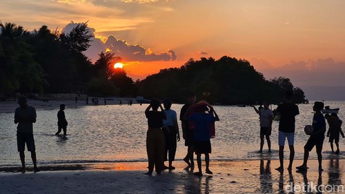 Pantai Walakiri merupakan sebuah destinasi wisata di Provinsi Nusa Tenggara Timur (NTT). Kawasan ini menawarkan pemandangan yang indah.