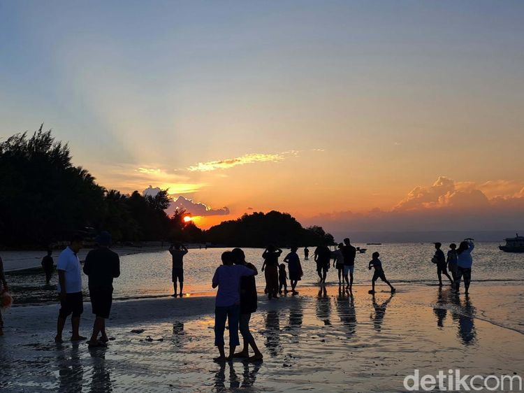 Menikmati Indahnya Pantai Walakiri NTT