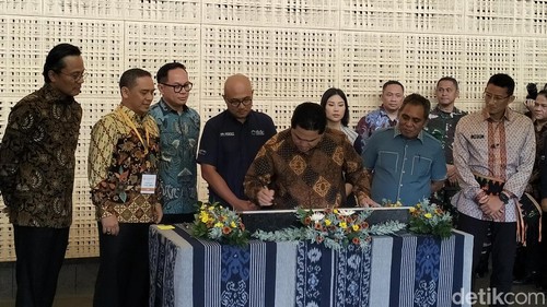 Menteri BUMN Erick Thohir menandatangani prasasti peresmian kawasan MICE GMCC di desa Golo Mori, Kecamatan Komodo, Kabupaten Manggarai Barat, Nusa Tenggara Timur (NTT), Rabu (6/12/2023). (Ambrosius Ardin)
