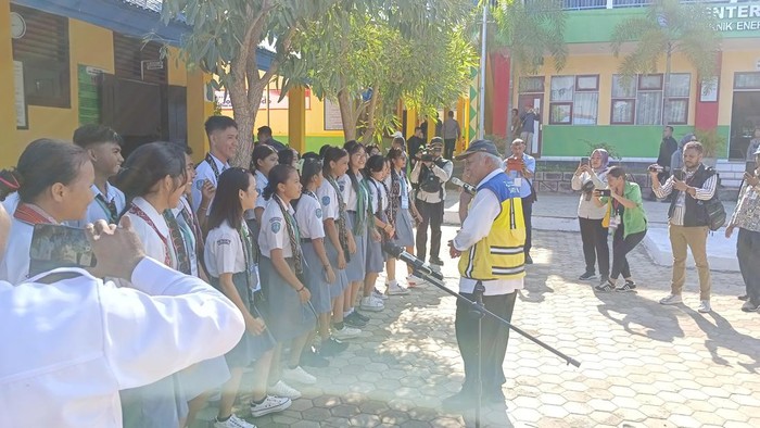 Menteri PUPR Basuki Hadimuljono saat berjoget dan menyanyi bersama siswa SMKN 5 Kota Kupang, NTT, Rabu (6/12/2023).