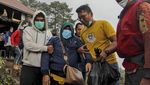 Momen Evakuasi Jenazah di Gunung Marapi, 23 Pendaki Tewas