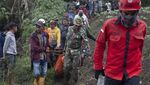 Momen Evakuasi Jenazah di Gunung Marapi, 23 Pendaki Tewas