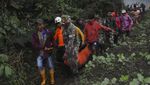 Momen Evakuasi Jenazah di Gunung Marapi, 23 Pendaki Tewas