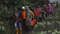 52 orang di antaranya sudah berhasil diselamatkan, walaupun ada yang luka ringan dan luka berat. Dan, 23 orang dinyatakan meninggal dunia. (AP Photo/Ardhy Fernando)