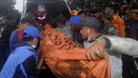 Kepala PVMBG, Hendra Gunawan, menyampaikan pada 18 Oktober 2023 dan 1 Desember 2023 disampaikan jarak aman Gunung Marapi adalah 3 kilometer dari puncak. Menurut dia, PVMBG hanya menjalankan pengamatan dan mengeluarkan rekomendasi. Untuk eksekusi mencegah pendakian ada di tangan pemerintah daerah. (AP Photo/Ardhy Fernando)