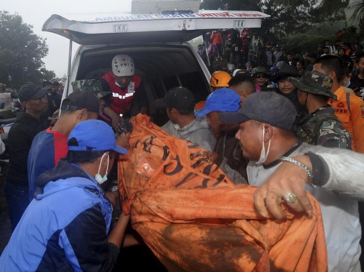 Momen Evakuasi Jenazah di Gunung Marapi, 23 Pendaki Tewas