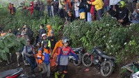 Tim gabungan mengangkat jenazah korban erupsi Gunung Marapi di Nagari Batu Plano, Kabupaten Agam, Sumatera Barat, Selasa (5/12/2023). (AP Photo/Sigit Putra)