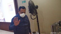 Tersangka kasus pemerasan, Firli Bahuri tiba di Gedung Bareskrim Jakarta, Rabu (6/12/2023). Firli tiba sekitar pukul 09.12 WIB. Firli terlihat mengenakan pakaian kemeja berwarna biru gelap.