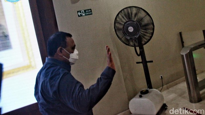 Momen Firli Bahuri Tiba di Bareskrim, Penuhi Panggilan soal Pemerasan SYL Tersangka kasus pemerasan, Firli Bahuri tiba di Gedung Bareskrim Jakarta, Rabu (6/12/2023). Ia mengenakan batik biru dan mengenakan masker. Firli bergegas menuju lift dan sempat melambaikan tangan ke wartawan.