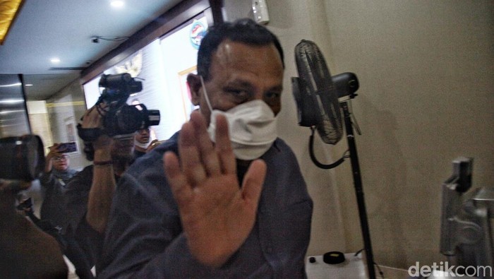 Tersangka kasus pemerasan, Firli Bahuri tiba di Gedung Bareskrim Jakarta, Rabu (6/12/2023). Ia mengenakan batik biru dan mengenakan masker. Firli bergegas menuju lift dan sempat melambaikan tangan ke wartawan.
