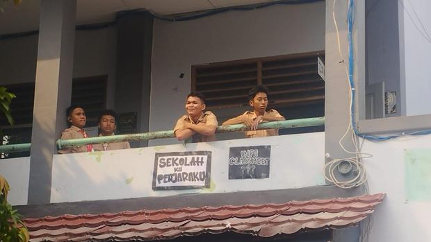 Murid-murid SMAN 5 Kota Bekasi demo di lapangan sekolah. Pihak sekolah menyebut para murid bersemangat ingin classmeeting, Rabu (6/12/2023).