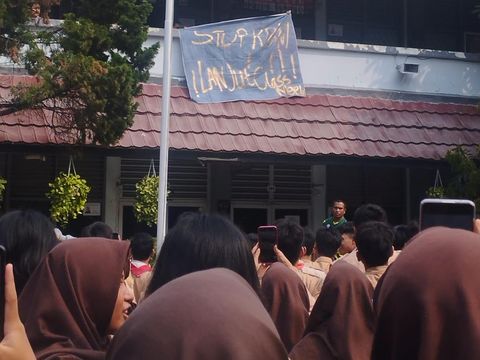 Murid-murid SMAN 5 Kota Bekasi demo di lapangan sekolah. Pihak sekolah menyebut para murid bersemangat ingin classmeeting, Rabu (6/12/2023).