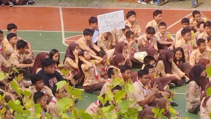 Murid-murid SMAN 5 Kota Bekasi demo di lapangan sekolah. Pihak sekolah menyebut para murid bersemangat ingin classmeeting, Rabu (6/12/2023).