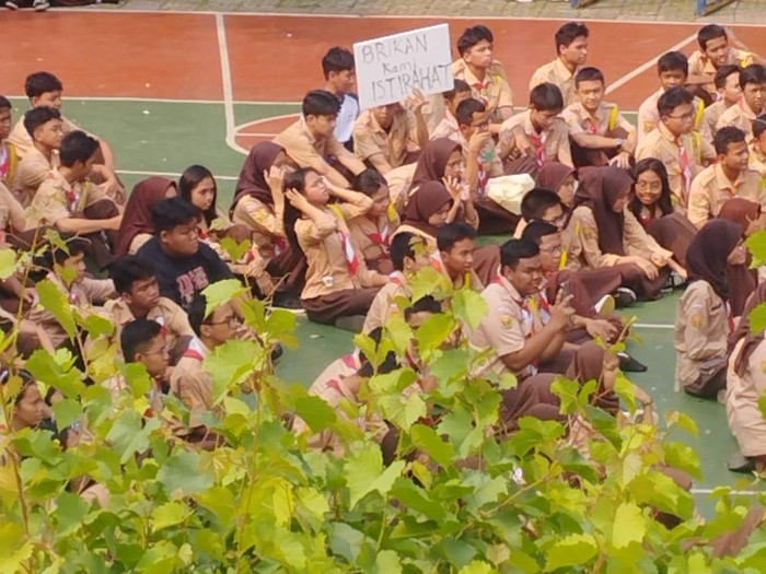 Murid-murid SMAN 5 Kota Bekasi demo di lapangan sekolah. Pihak sekolah menyebut para murid bersemangat ingin classmeeting, Rabu (6/12/2023).