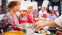 Orang tua yang membawa anaknya tak perlu khawatir, ada chef profesional yang bertugas mengawasi. Setiap langkah dijamin aman dan anak akan merasa senang. Foto: dok. Alimentarium