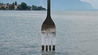 Di danaunya ada salah satu benda pamer yang unik dan selalu menarik perhatian pelanggan. Sebuah garpu berukuran besar tertancap dan mengambang di danau. Foto: dok. Alimentarium