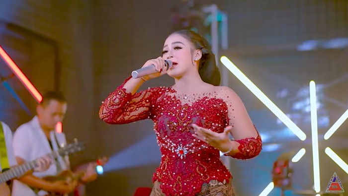 Niken Salindry menyanyikan lagu Kisinan 2.