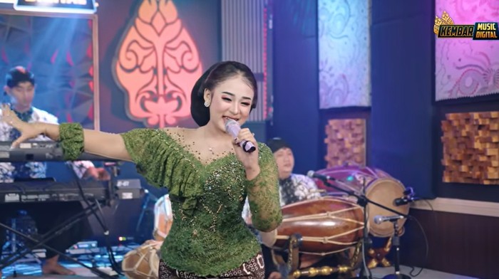 Niken Salindry menyanyikan lagu Wirang.