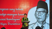 Kepala Eksekutif Pengawas Perilaku Pelaku Usaha Jasa Keuangan, Edukasi dan Pelindungan Konsumen Otoritas Jasa Keuangan (OJK) Friderica Widyasari Dewi (kiri) memberikan penjelasan kepada para peserta.