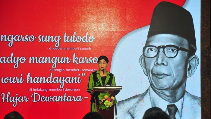 OJK gelar literasi keuangan bagi guru di Blora Kepala Eksekutif Pengawas Perilaku Pelaku Usaha Jasa Keuangan, Edukasi dan Pelindungan Konsumen Otoritas Jasa Keuangan (OJK) Friderica Widyasari Dewi (kiri) memberikan penjelasan kepada peserta saat kegiatan literasi dan edukasi keuangan di Pendopo Kabupaten Blora, Jawa Tengah, Selasa (5/12/2023). Kegitan literasi dan edukasi keuangan yang digelar OJK dalam rangka memperingati hari guru dan diikuti ratusan guru itu mengambil tema waspada investasi dan pinjaman online ilegal. ANTARA FOTO/Yusuf Nugroho/aww.