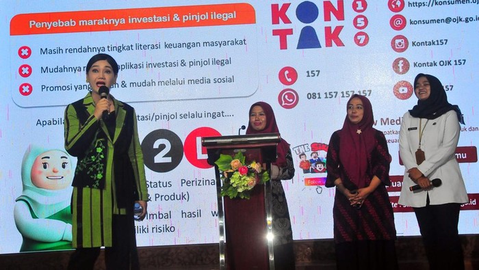 Kepala Eksekutif Pengawas Perilaku Pelaku Usaha Jasa Keuangan, Edukasi dan Pelindungan Konsumen Otoritas Jasa Keuangan (OJK) Friderica Widyasari Dewi (kiri) memberikan penjelasan kepada peserta saat kegiatan literasi dan edukasi keuangan di Pendopo Kabupaten Blora, Jawa Tengah, Selasa (5/12/2023). Kegitan literasi dan edukasi keuangan yang digelar OJK dalam rangka memperingati hari guru  dan diikuti ratusan guru itu mengambil tema waspada investasi dan pinjaman online ilegal. ANTARA FOTO/Yusuf Nugroho/aww.