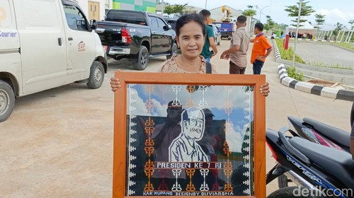 Olivia Rona dengan tentunan motif wajah Jokowi di Kupang.