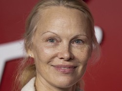 Wajah Telanjang Pamela Anderson Bikin Pangling di Fashion Awards 2023