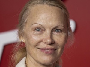 Wajah Telanjang Pamela Anderson Bikin Pangling di Fashion Awards 2023