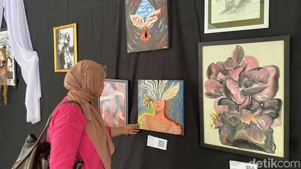 Pameran seni lukis dan visual peringati Hari Anti Kekerasan terhadap Perempuan di UPN Veteran Jatim.