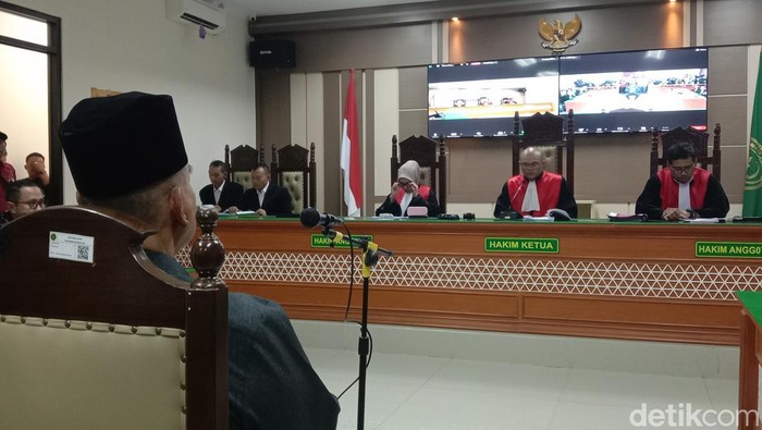 Panji Gumilang saat menjalani sidang putusan sela kasus penodaan agama