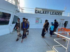 Warga Yaman Tur Pakai Kapal Israel Hasil Bajakan Kelompok Houthi