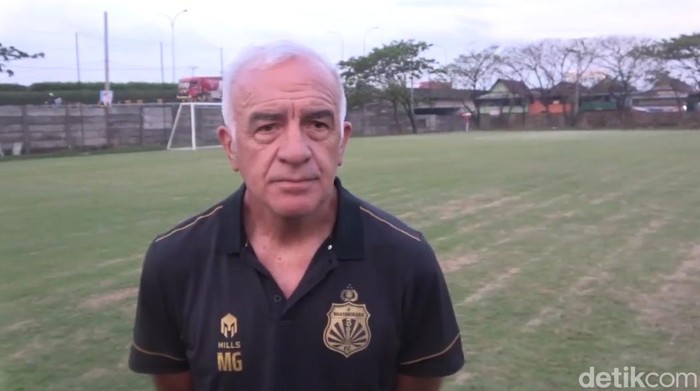 Pelatih Bhayangkara Presisi FC Mario Gomez saat memimpin latihan timnya di Lapangan BSC Makassar.