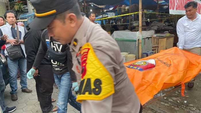 Polisi membawa jenazah Reza Mahendra, yang ditemukan di Pasar Randugunting Tegal, Rabu (6/12/2023).