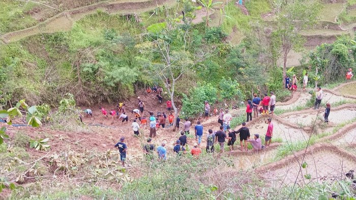 Pencarian korban tertimbun tanah longsor di Dusun Jaten, Desa Ngroto, Kecamatan Kismantoro, Wonogiri, Rabu (6/12/2023).