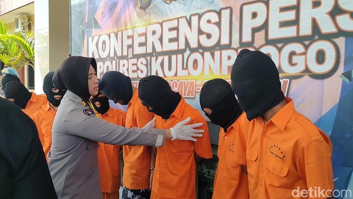Para pelaku pencuri tiang internet saat dihadirkan dalam jumpa pers di Mapolres Kulon Progo, Rabu (6/12).