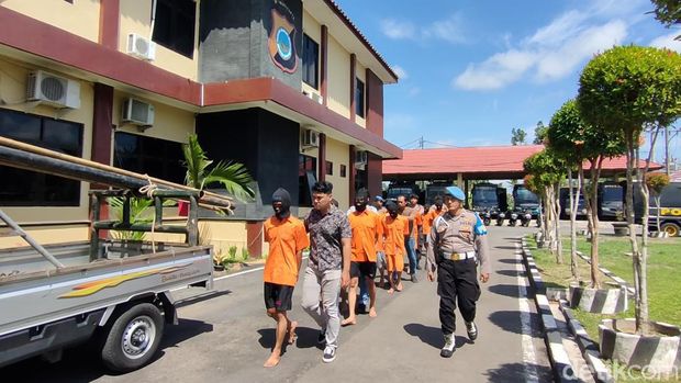 Para pelaku pencuri tiang internet saat dihadirkan dalam jumpa pers di Mapolres Kulon Progo, Rabu (6/12).