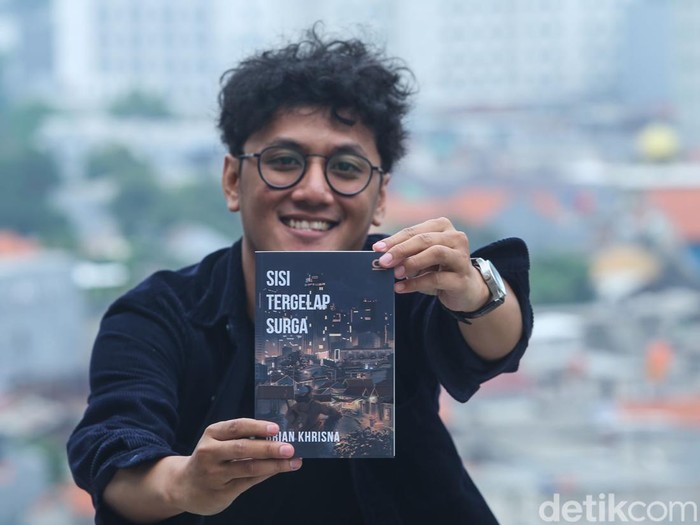 Penulis Brian Krishna saat menyambangi kantor detikcom pada Jumat (1/12/2023).