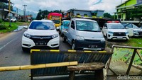 Petugas sudah menutup Jalan Poros Maros Bone di wilayah Camba atau Kappang, Kabupaten Maros sejak pukul 08.00 Wita, Rabu (6/12).