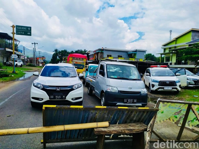 Jalan Poros Maros-Bone di wilayah Camba atau Kappang, Kabupaten Maros, Sulawesi Selatan (Sulsel) ditutup total hari ini karena pengerjaan pemotongan tebing batu.