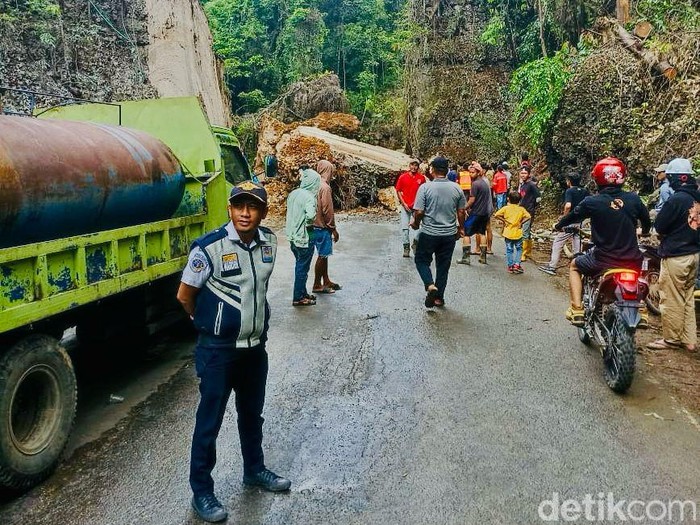 Jalan Poros Maros-Bone di wilayah Camba atau Kappang, Kabupaten Maros, Sulawesi Selatan (Sulsel) ditutup total hari ini karena pengerjaan pemotongan tebing batu.