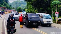 Jalur alternatif pertama yakni di wilayah Bulu Dua, Kabupaten Soppeng yang tembus Kabupaten Barru. Namun Jalur Bulu Dua ini kurang bagus karena banyak jalan yang rusak.